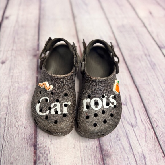 Gently Used Crocs X Carrots Kids Soil Expresso Classic Clogs Jibbits - Picture 1 of 7